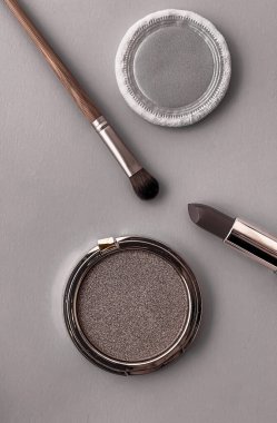 Gri arka planda güzellik, makyaj ve kozmetik düz çizgi dizaynı, kozmetik ürünler ve makyaj araçları, kız ve kadın tarzı konsept