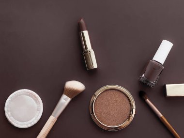 Telif alanı, kozmetik ürünleri ve kahverengi arka planda makyaj araçları olan güzellik, makyaj ve kozmetik düz çizgi tasarımı, kız ve kadın tarzı konsept