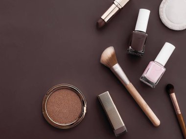 Telif alanı, kozmetik ürünleri ve kahverengi arka planda makyaj araçları olan güzellik, makyaj ve kozmetik düz çizgi tasarımı, kız ve kadın tarzı konsept