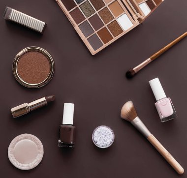 Telif alanı, kozmetik ürünleri ve kahverengi arka planda makyaj araçları olan güzellik, makyaj ve kozmetik düz çizgi tasarımı, kız ve kadın tarzı konsept