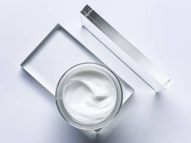 Yüz kremi kavanozu ve cam, güzellik ve cilt bakımı, kozmetik bilimi konsepti