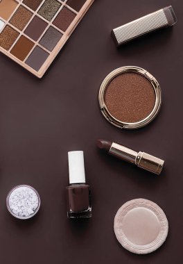 Telif alanı, kozmetik ürünleri ve kahverengi arka planda makyaj araçları olan güzellik, makyaj ve kozmetik düz çizgi tasarımı, kız ve kadın tarzı konsept