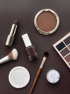 Telif alanı, kozmetik ürünleri ve kahverengi arka planda makyaj araçları olan güzellik, makyaj ve kozmetik düz çizgi tasarımı, kız ve kadın tarzı konsept