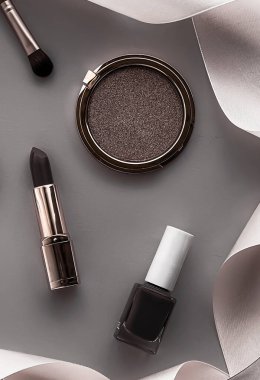 Gri arka planda güzellik, makyaj ve kozmetik düz çizgi dizaynı, kozmetik ürünler ve makyaj araçları, kız ve kadın tarzı konsept