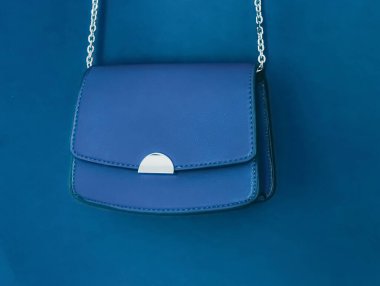 Özel tasarım çanta ve şık aksesuar, kadın modası ve lüks çanta koleksiyonu konseptiyle mavi moda deri çanta.