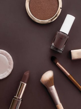 Telif alanı, kozmetik ürünleri ve kahverengi arka planda makyaj araçları olan güzellik, makyaj ve kozmetik düz çizgi tasarımı, kız ve kadın tarzı konsept
