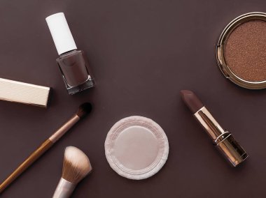 Telif alanı, kozmetik ürünleri ve kahverengi arka planda makyaj araçları olan güzellik, makyaj ve kozmetik düz çizgi tasarımı, kız ve kadın tarzı konsept