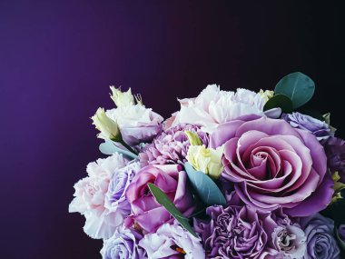 Tatil hediyesi olarak güzel çiçek buketi, lüks çiçek tasarımı konsepti