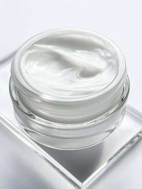 Yüz kremi kavanozu ve cam, güzellik ve cilt bakımı, kozmetik bilimi konsepti