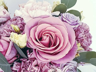 Tatil hediyesi olarak güzel çiçek buketi, lüks çiçek tasarımı konsepti