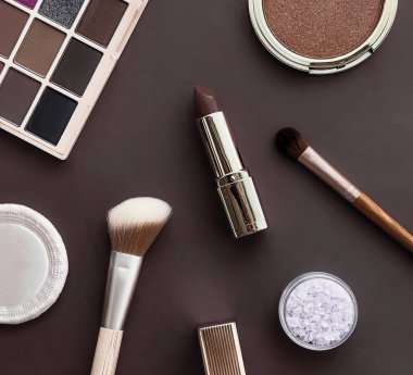 Telif alanı, kozmetik ürünleri ve kahverengi arka planda makyaj araçları olan güzellik, makyaj ve kozmetik düz çizgi tasarımı, kız ve kadın tarzı konsept