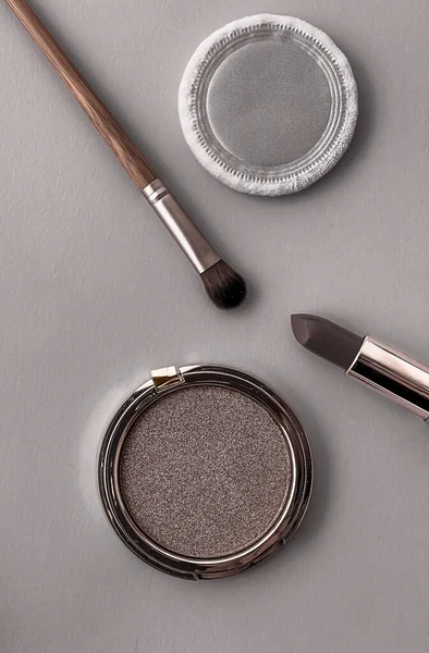 Gri arka planda güzellik, makyaj ve kozmetik düz çizgi dizaynı, kozmetik ürünler ve makyaj araçları, kız ve kadın tarzı konsept