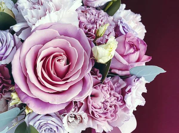 Tatil hediyesi olarak güzel çiçek buketi, lüks çiçek tasarımı konsepti