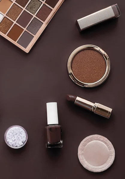 Telif alanı, kozmetik ürünleri ve kahverengi arka planda makyaj araçları olan güzellik, makyaj ve kozmetik düz çizgi tasarımı, kız ve kadın tarzı konsept