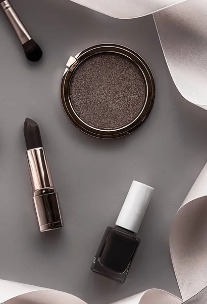 Gri arka planda güzellik, makyaj ve kozmetik düz çizgi dizaynı, kozmetik ürünler ve makyaj araçları, kız ve kadın tarzı konsept