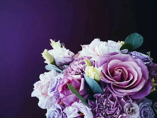 Tatil hediyesi olarak güzel çiçek buketi, lüks çiçek tasarımı konsepti