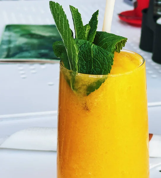 Tropical Smoothie Mint Mango Banana Pineapple Fruit Drink Healthy Food — ストック写真