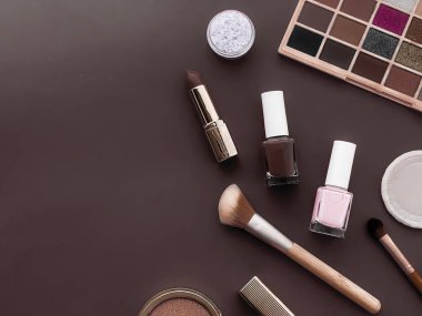 Telif alanı, kozmetik ürünleri ve kahverengi arka planda makyaj araçları olan güzellik, makyaj ve kozmetik düz çizgi tasarımı, kız ve kadın tarzı konsept