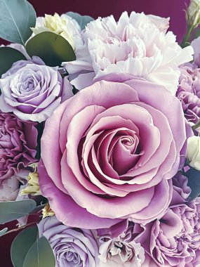 Tatil hediyesi olarak güzel çiçek buketi, lüks çiçek tasarımı konsepti