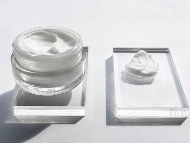 Yüz kremi kavanozu ve cam, güzellik ve cilt bakımı, kozmetik bilimi konsepti