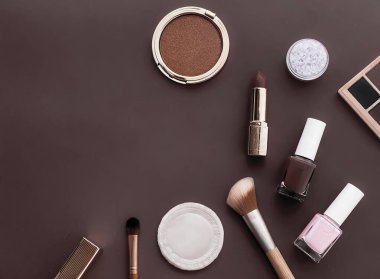 Telif alanı, kozmetik ürünleri ve kahverengi arka planda makyaj araçları olan güzellik, makyaj ve kozmetik düz çizgi tasarımı, kız ve kadın tarzı konsept