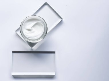 Yüz kremi kavanozu ve cam, güzellik ve cilt bakımı, kozmetik bilimi konsepti