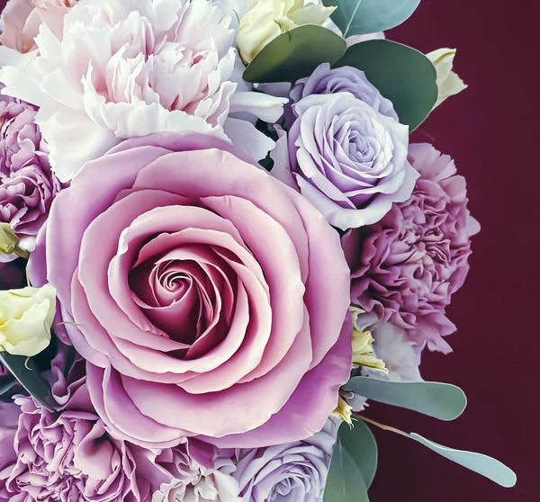 Tatil hediyesi olarak güzel çiçek buketi, lüks çiçek tasarımı konsepti