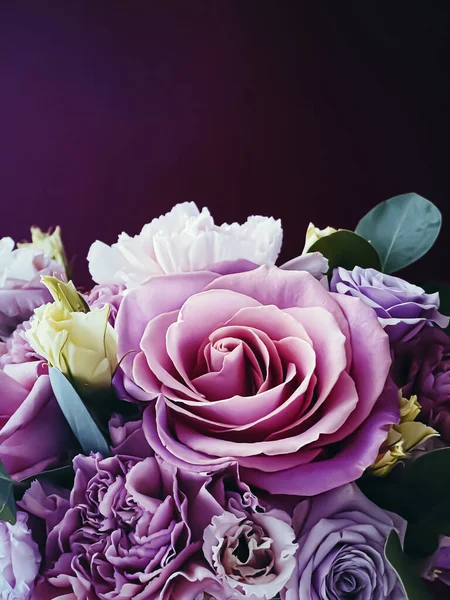 Tatil hediyesi olarak güzel çiçek buketi, lüks çiçek tasarımı konsepti