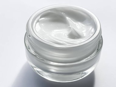 Beyaz arka planda ürün örneği olarak yüz kremi kavanozu, güzellik ve cilt bakımı, kozmetik bilimi konsepti