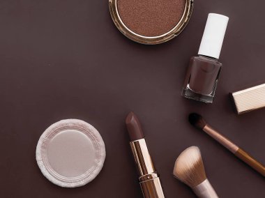 Telif alanı, kozmetik ürünleri ve kahverengi arka planda makyaj araçları olan güzellik, makyaj ve kozmetik düz çizgi tasarımı, kız ve kadın tarzı konsept