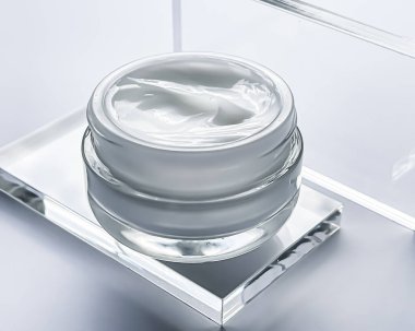 Yüz kremi kavanozu ve cam, güzellik ve cilt bakımı, kozmetik bilimi konsepti