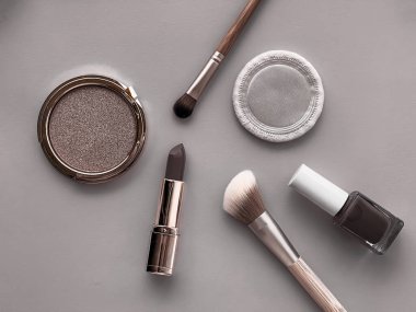 Gri arka planda güzellik, makyaj ve kozmetik düz çizgi dizaynı, kozmetik ürünler ve makyaj araçları, kız ve kadın tarzı konsept