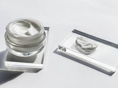 Yüz kremi kavanozu ve cam, güzellik ve cilt bakımı, kozmetik bilimi konsepti