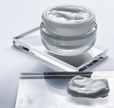Yüz kremi kavanozu ve cam, güzellik ve cilt bakımı, kozmetik bilimi konsepti