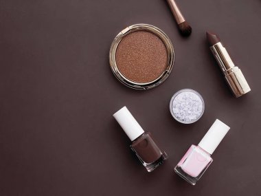 Telif alanı, kozmetik ürünleri ve kahverengi arka planda makyaj araçları olan güzellik, makyaj ve kozmetik düz çizgi tasarımı, kız ve kadın tarzı konsept