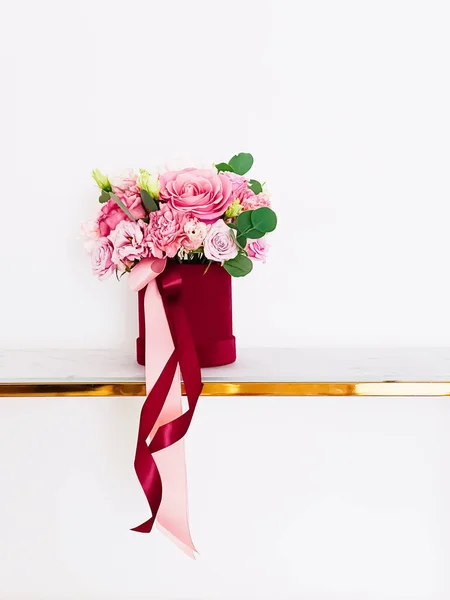 Belo Buquê Flores Florescendo Caixa Flor Vermelha Fundo Branco Presente — Fotografia de Stock