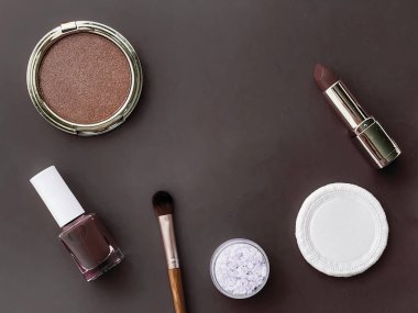 Telif alanı, kozmetik ürünleri ve kahverengi arka planda makyaj araçları olan güzellik, makyaj ve kozmetik düz çizgi tasarımı, kız ve kadın tarzı konsept