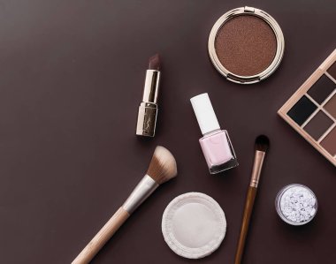 Telif alanı, kozmetik ürünleri ve kahverengi arka planda makyaj araçları olan güzellik, makyaj ve kozmetik düz çizgi tasarımı, kız ve kadın tarzı konsept
