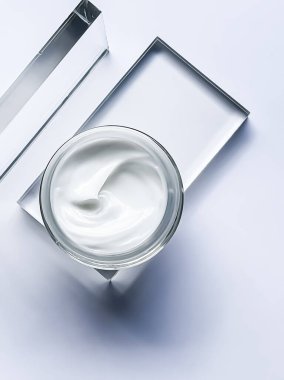 Yüz kremi kavanozu ve cam, güzellik ve cilt bakımı, kozmetik bilimi konsepti