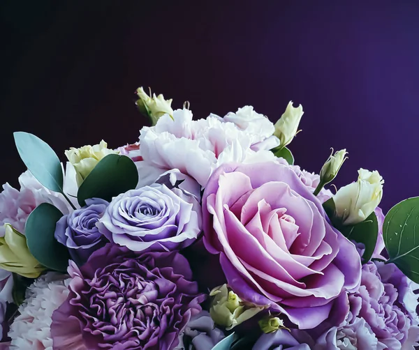 Tatil hediyesi olarak güzel çiçek buketi, lüks çiçek tasarımı konsepti