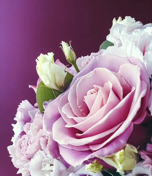 Tatil hediyesi olarak güzel çiçek buketi, lüks çiçek tasarımı konsepti