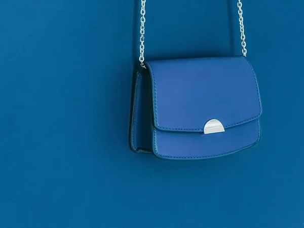 Blå Fashionabla Läder Väska Med Silver Detaljer Som Designer Väska — Stockfoto