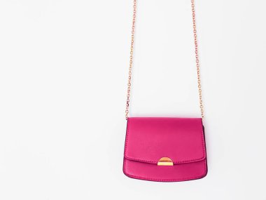 Özel tasarım çanta ve şık aksesuarlar, kadın modası ve lüks çanta koleksiyonu konseptiyle pembe moda deri çanta.