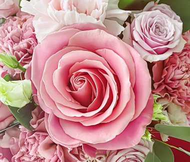 Güzel bir buket pembe çiçek bayram hediyesi olarak, lüks çiçek tasarımı konsepti