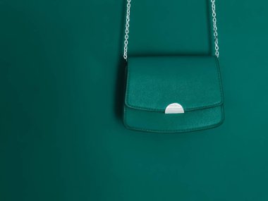 Özel tasarım çanta ve şık aksesuar, kadın modası ve lüks çanta koleksiyonu konseptiyle zümrüt yeşili deri çanta.