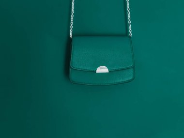 Özel tasarım çanta ve şık aksesuar, kadın modası ve lüks çanta koleksiyonu konseptiyle zümrüt yeşili deri çanta.