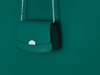 Özel tasarım çanta ve şık aksesuar, kadın modası ve lüks çanta koleksiyonu konseptiyle zümrüt yeşili deri çanta.