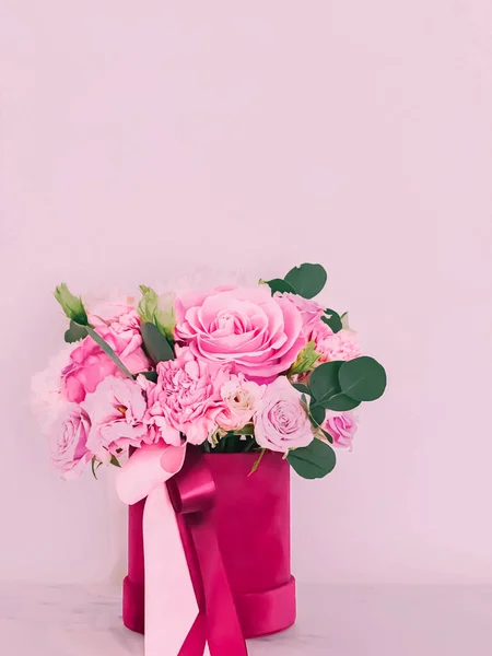 Belo Buquê Flores Florescendo Caixa Flores Fundo Rosa Presente Férias — Fotografia de Stock