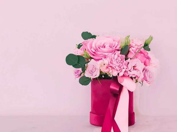 Belo Buquê Flores Florescendo Caixa Flores Fundo Rosa Presente Férias — Fotografia de Stock