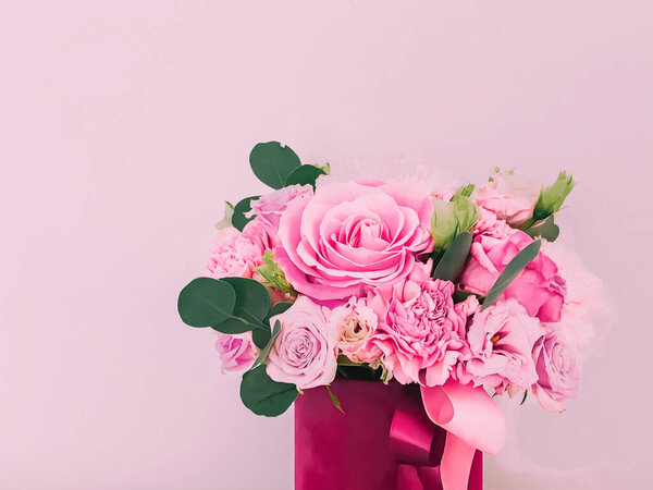 Красивый букет цветущих цветов в цветочной коробке на розовом фоне, праздничный подарок, роскошный цветочный дизайн концепции